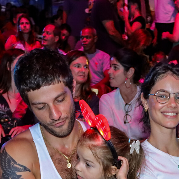Camiseta branca e jeans: dupla, aposta de Chay Suede e Laura Neiva, é infalível para um armário versátil
