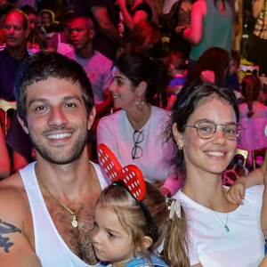Chay Suede e Laura Neiva posaram sorridentes com os filhos
