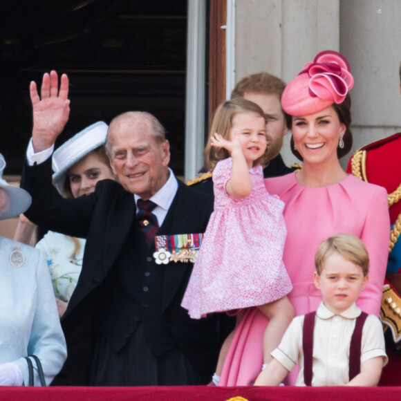 Rara foto de Rainha Elizabeth II próxima à bisneta, Charlotte