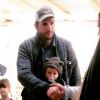 Ashton Kutcher aparece com a filha, Wyatt Isabelle, com roupa de ursinho