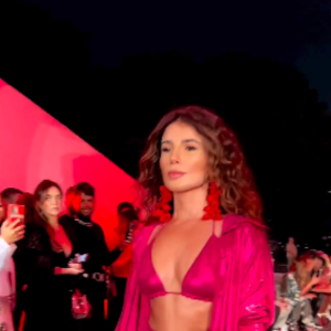 Paula Fernandes participou do desfile promovido pela marca Amarante do Brasil, encabeçada pelo estilista Eduardo Amarante
