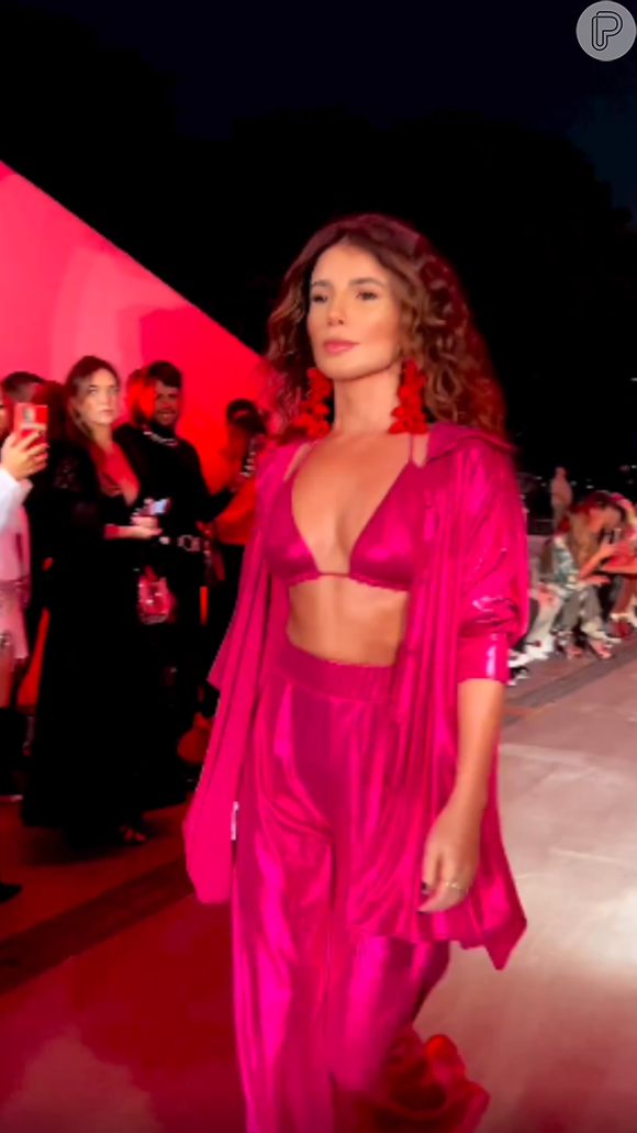 Paula Fernandes participou do desfile promovido pela marca Amarante do Brasil, encabeçada pelo estilista Eduardo Amarante