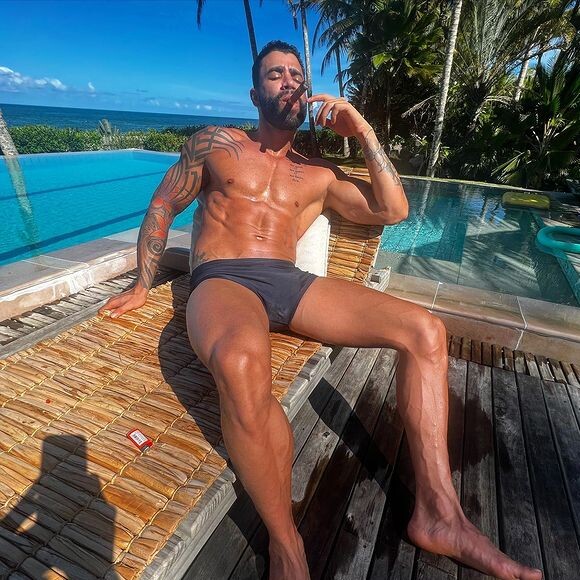 Fotos de Gusttavo Lima de sunga agitaram a web: 'Parem de dar zoom. Deus tá vendo!'