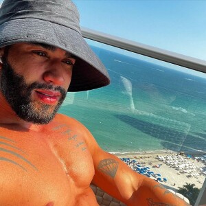 Gusttavo Lima surgiu sem camisa e de sunga em novas fotos na web