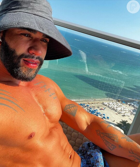 Gusttavo Lima surgiu sem camisa e de sunga em novas fotos na web