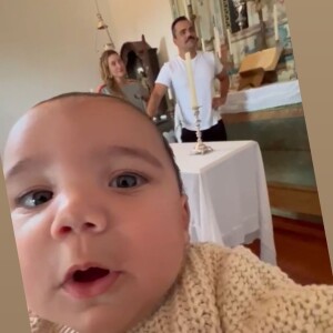 Filho de Gabriela Pugliesi e Tulio Dek, Lion, estava na igreja com os pais durante o casamento
