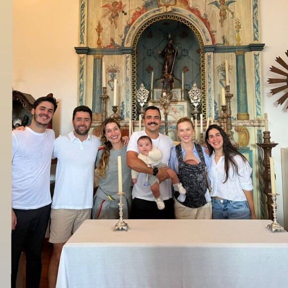 Fiorella Mattheis e outros amigos foram padrinhos de Gabriela Pugliesi e Tulio Dek