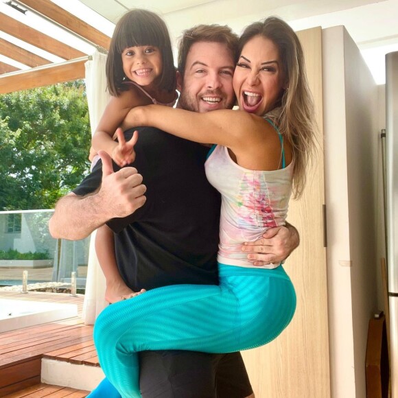 No post, Maíra Cardi comemorou a nova fase de vida ao lado do namorado e da filha