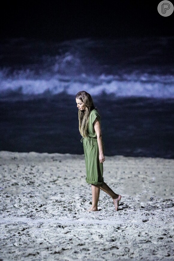 Patricia Poeta caminhou sozinha pela praia na noite de sexta-feira (07)