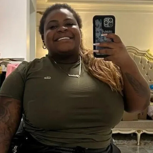 Jojo Todynho posou com look de grife em espelho