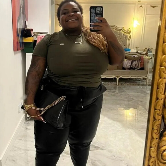 Jojo Todynho usou blusa da Lacoste, calça preta e chinelo croco, também da marca do jacaré