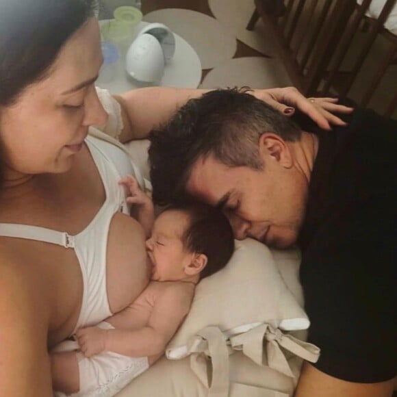 Claudia Raia encantou os seguidores ao postar foto amamentando o filho Luca