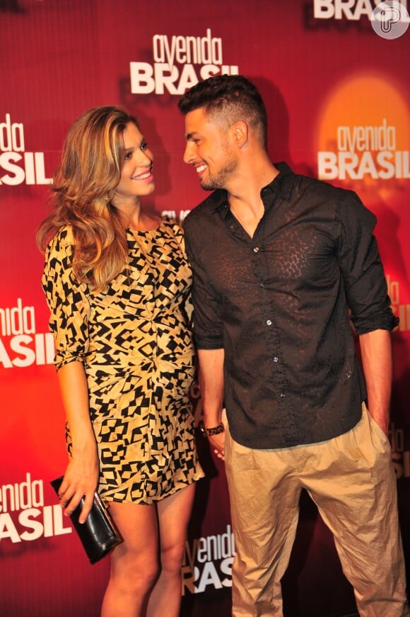 Também grávida, Grazi Massafera acompanhou Cauã Reymond na festa de lançamento da novela 'Avenida Brasil'