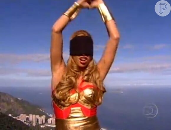 Grazi Massafera também se vestiu de Mulher-Maravilha no 'Caldeirão' e foi levada vendada para voar de asa-delta