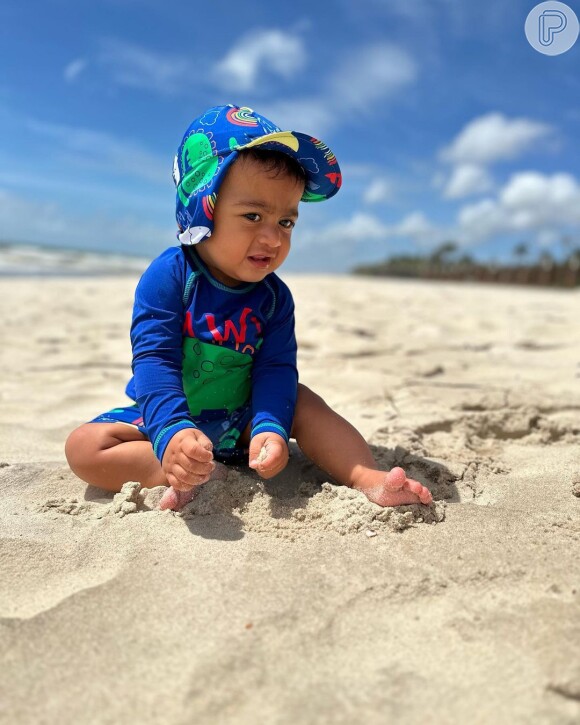 Viviane Araujo publicou fotos do filho brincando na areia