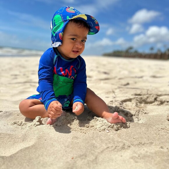 Viviane Araujo publicou fotos do filho brincando na areia