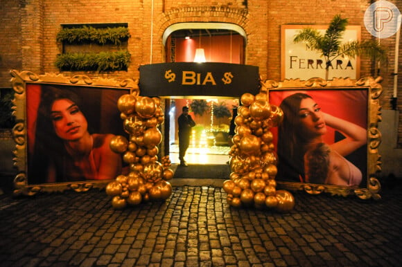 Decoração da festa de Bia Miranda foi caprichada, com muito brilho e balões