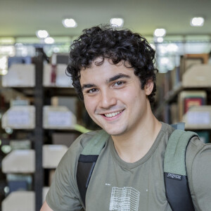 Otávio/Tatá (Gabriel Contente) irrita Jenifer (Bella Campos) por conta da bolsa de estudos que ele conseguiu mesmo podendo pagar uma faculdade, na novela 'Vai na Fé'