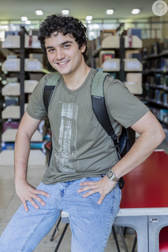 Otávio/Tatá (Gabriel Contente) irrita Jenifer (Bella Campos) por conta da bolsa de estudos que ele conseguiu mesmo podendo pagar uma faculdade, na novela 'Vai na Fé'