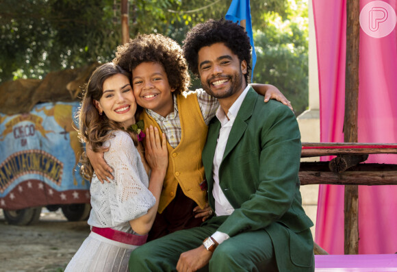 Marê (Camila Queiroz), Orlando (Diogo Almeida) e Marcelino (Levi Asaf) ainda não sabem que são pais e filho, na novela 'Amor Perfeito'