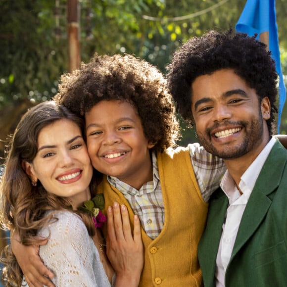 Marê (Camila Queiroz), Orlando (Diogo Almeida) e Marcelino (Levi Asaf) ainda não sabem que são pais e filho, na novela 'Amor Perfeito'