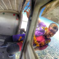 Caio Castro pula de paraquedas e posta foto dentro do avião: 'Vento na cara'