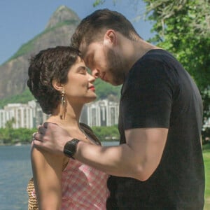 No fim da novela 'Travessia', após romper namoro com Leonor (Vanessa Giácomo), Caíque (Thiago Fragoso) fica noivo de Luana (Mariana Vaz), assexual como ele