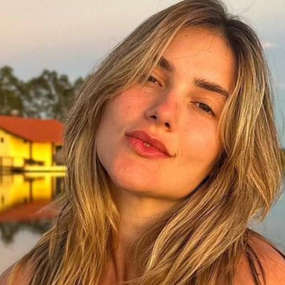 Virgínia Fonseca publicou, na noite desta quarta-feira (26), uma série de fotos onde aparece só de biquíni