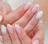 Nas unhas conhecidas como milk bath, o esmalte clarinho com fundo branco é destaque