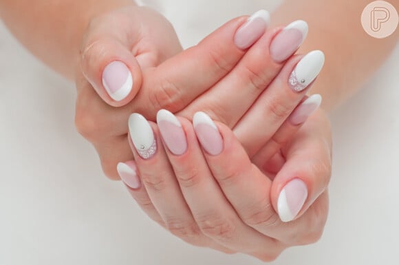 Nas unhas conhecidas como milk bath, o esmalte clarinho com fundo branco é destaque