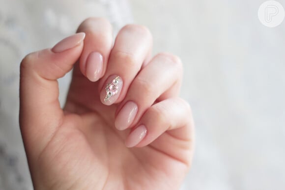 Milk bath nails com strass: essa nail art vai encantar quem ama um toque de brilho