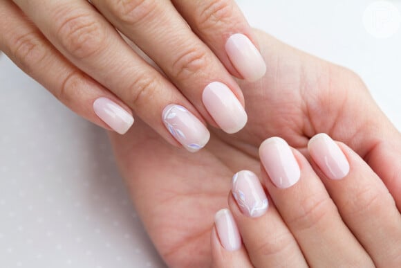 Milk bath nails são tendência em unhas decoradas: elas valorizam a simplicidade