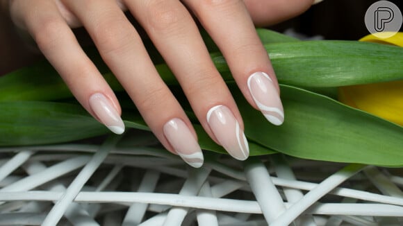 Milk bath nails com francesinha geométrica dão um ar moderno às unhas decoradas