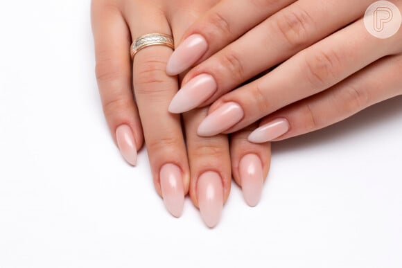 Milk bath nails em degradê com nude e formato stilletto: essa versão vai agradar quem tem um perfil marcante