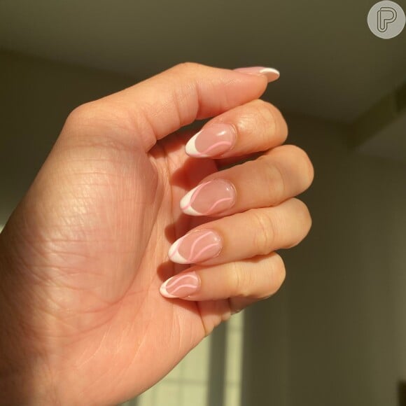 Milk bath nails com francesinha e traços gráficos em rosa: delicadeza e elegância na medida!