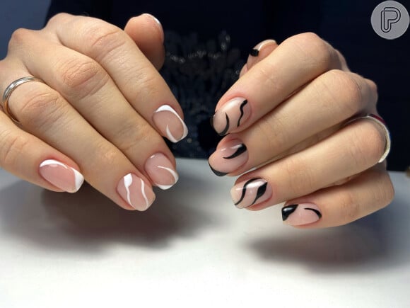 Preto e branco surgem moderninhos dessa nail art com milk bath nails