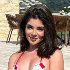 Gkay ostenta barriga trincada em biquíni de R$ 1,6 mil