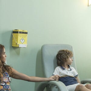 Na novela 'Travessia', Brisa (Lucy Alves) tem dois DNAs e por isso exames mostram que ela não é 'mãe' de Tonho (Vicente Alvite)