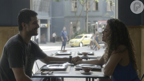 Na novela 'Travessia', Bia (Clara Buarque) após abrir mão de Oto (Romulo Estrela) ajuda Brisa (Lucy Alves) a comprovar que ela é mãe de Tonho (Vicente Alvite)