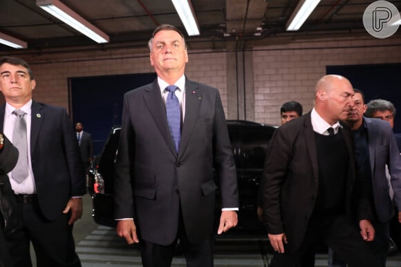 A Polícia Federal cumpriu mandado de busca e apreensão na casa do ex-presidente Jair Bolsonaro em Brasília