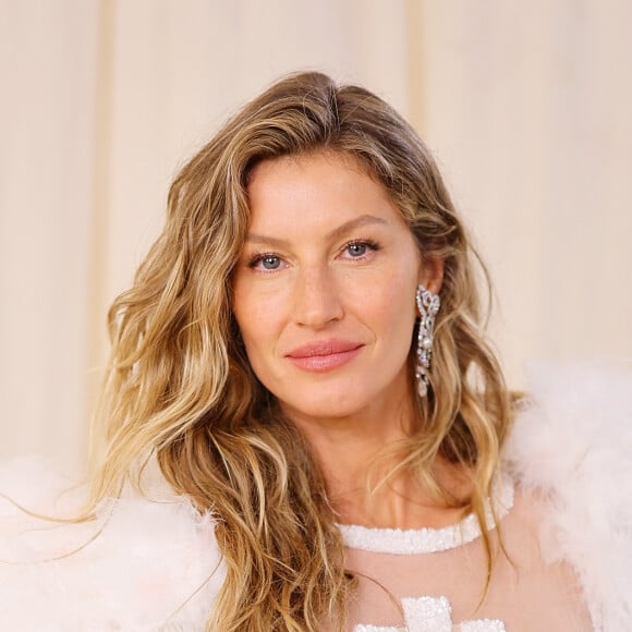 Maquiador de Gisele Bündchen revelou que o visual elegante da modelo foi feito com itens de maquiagem da Chanel