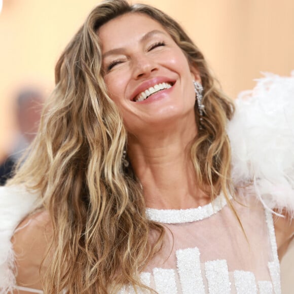 Maquiador de Gisele Bündchen contou que a preparação de pele da modelo foi fundamental para uma maquiagem exuberante