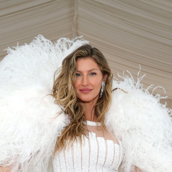 Look de Gisele no MET Gala 2023 interferiu na maquiagem da top. 'Ela usou um vestido muito marcante e eu pensei que, para o complementar da melhor forma, teríamos de manter o look de beleza mais fresh, disse o maquiador