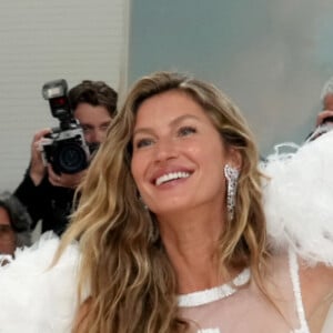 Para brilhar no MET Gala 2023, Gisele também usou iluminador corporal