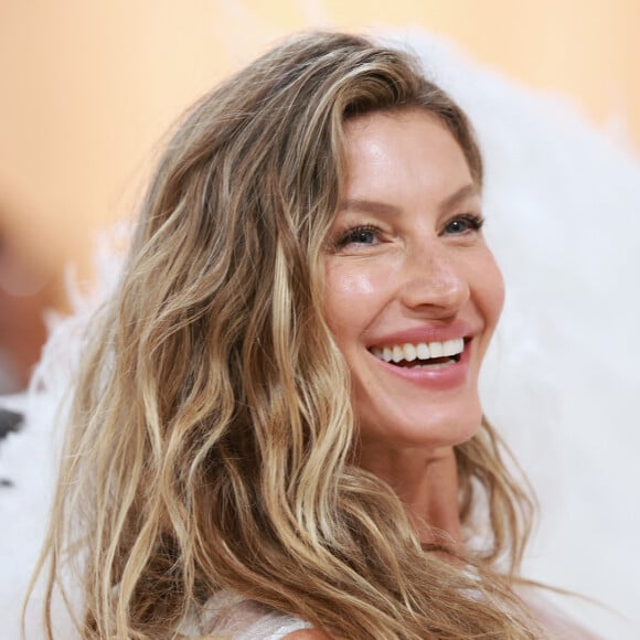 Maquiagem de Gisele no MET Gala 2023 teve uma base líquida com textura sedosa para valorizar a beleza natural da modelo