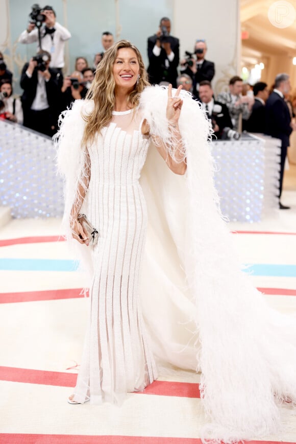 Gisele Bündchen preferiu unhas com cores neutras e delicadas no MET Gala