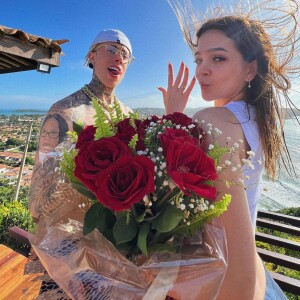 Mel Maia e MC Daniel oficializaram a relação com par de alianças de R$ 66 mil