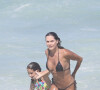 Deborah Secco sempre é flagrada na praia com a família