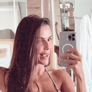 Neste sábado, Deborah Secco elegeu um biquíni fio-dental verde para renovar o bronzeado