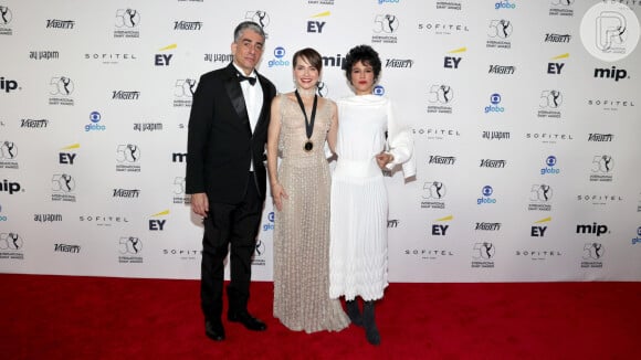 Letícia Colin é casada com Michael Mellamed; na foto, casal com Luísa Lima, diretora artística, na festa do Emmy